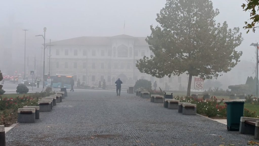 Sivas'ta Yoğun Sis Ulaşımı Vurdu: Tarihi Meydan Sis Perdesinde AW580653 01 | Gündem Sivas™ Haber