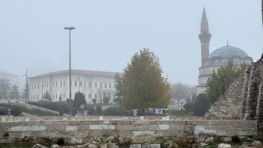 Sivas'ta Yoğun Sis Ulaşımı Vurdu: Tarihi Meydan Sis Perdesinde Sivas’ta Yoğun Sis Ulaşımı Vurdu: Tarihi Meydan Sis Perdesinde