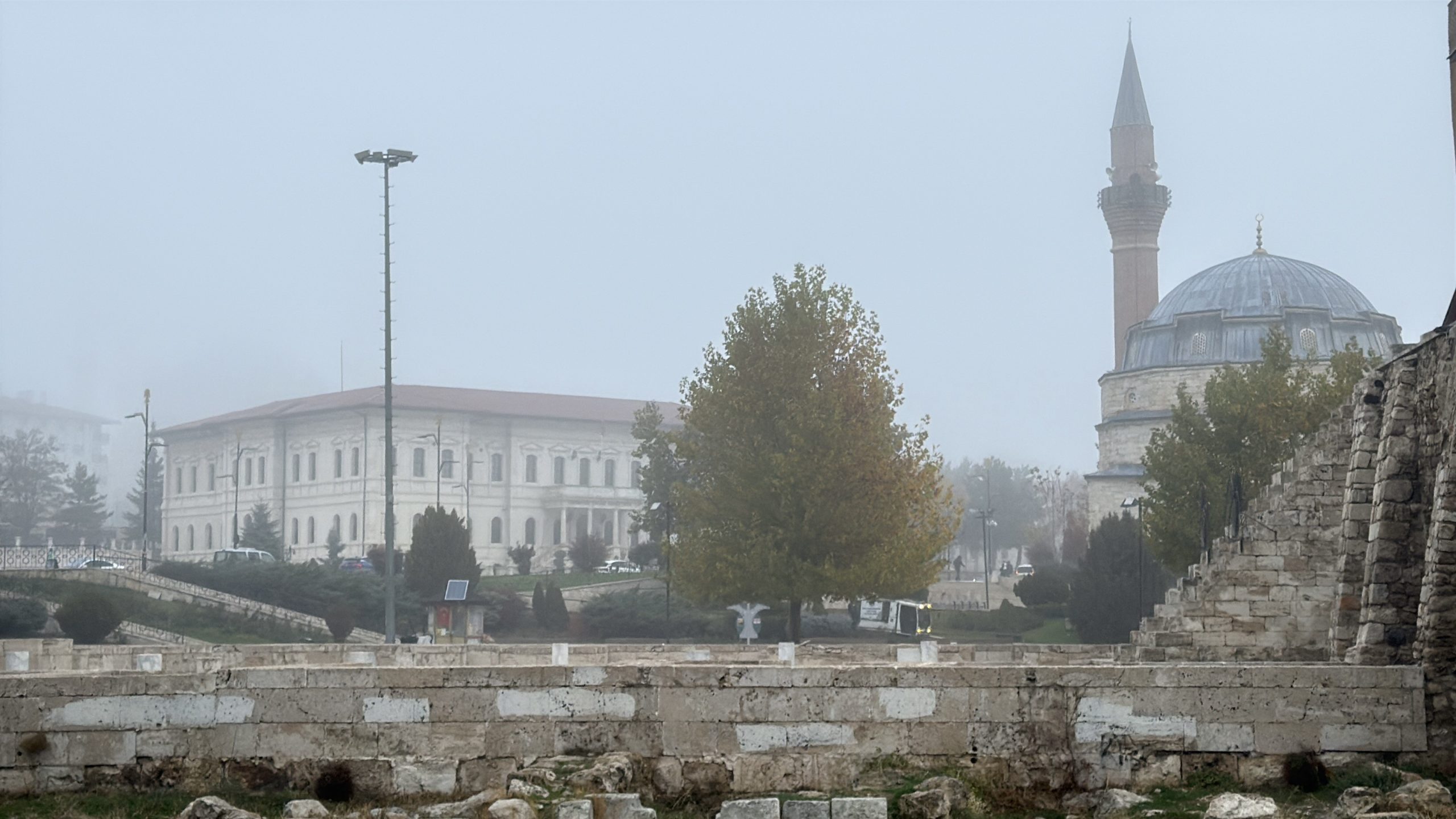 Sivas'ta Yoğun Sis Ulaşımı Vurdu: Tarihi Meydan Sis Perdesinde