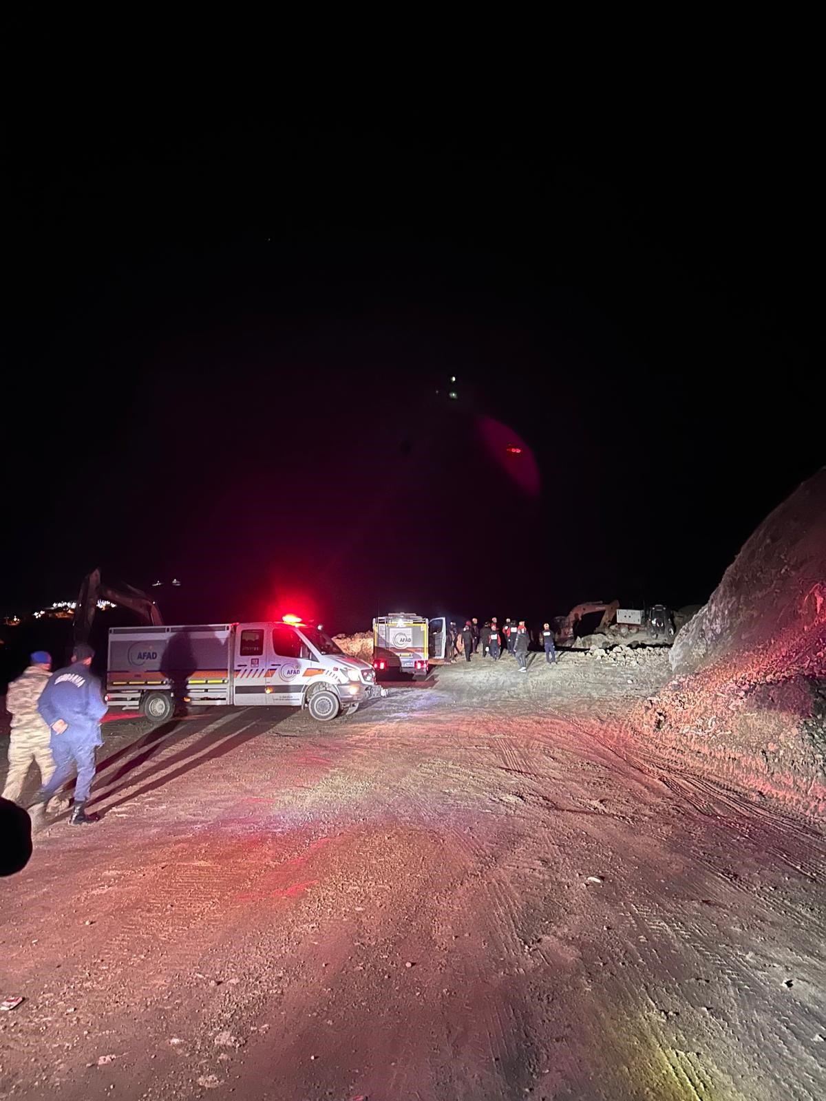 Sivas Divriği'de Demir Madeninde Göçük: 1 İşçi Mahsur Kaldı, Kurtarma Çalışmaları Durdu