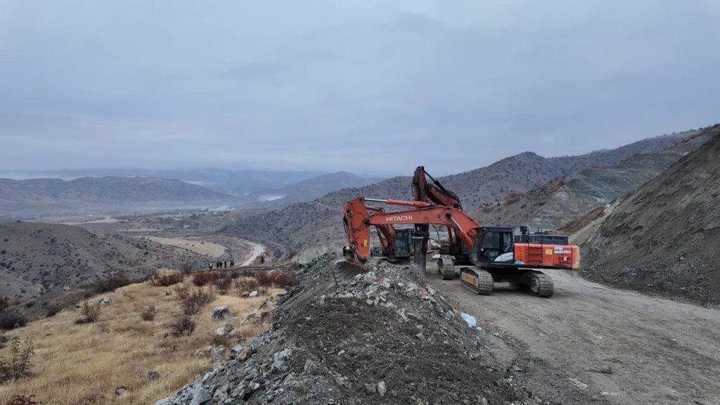 Sivas/Divriği Maden Göçüğü: Toprak Altında Kalan İşçiyi Kurtarma Çalışmaları Yeniden Başlıyor Sivas/Divriği Maden Göçüğü: Toprak Altında Kalan İşçiyi Kurtarma Çalışmaları Yeniden Başlıyor