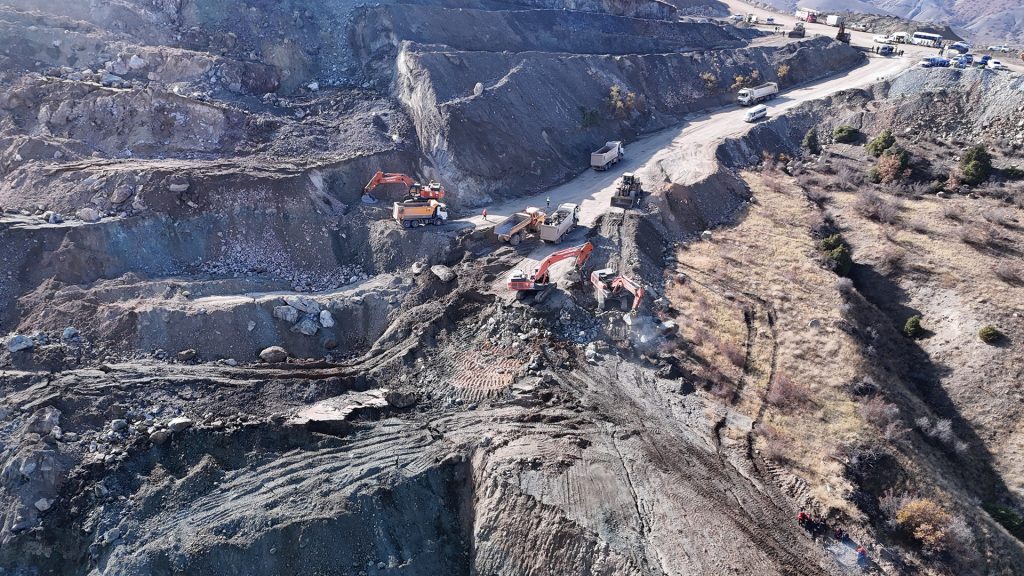 Sivas’ta Göçük Altında Kalan Şirket Müdürü İçin Zaman Daralıyor