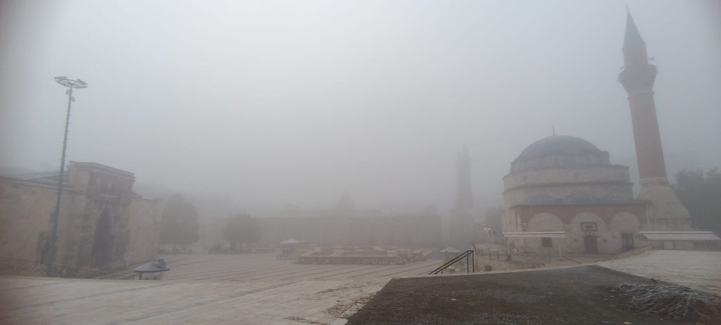 Sivas'ta Yoğun Sis ve Ayaz Hayatı Felç Etti: Görüş Mesafesi 10 Metreye Düştü AW582250 03 | Gündem Sivas™ Haber