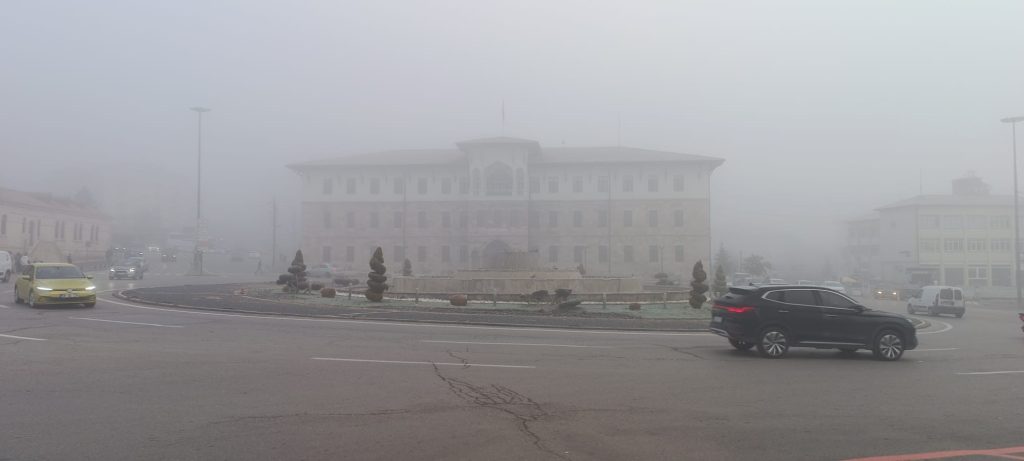 Sivas'ta Yoğun Sis ve Ayaz Hayatı Felç Etti: Görüş Mesafesi 10 Metreye Düştü Sivas’ta Yoğun Sis ve Ayaz Hayatı Felç Etti: Görüş Mesafesi 10 Metreye Düştü