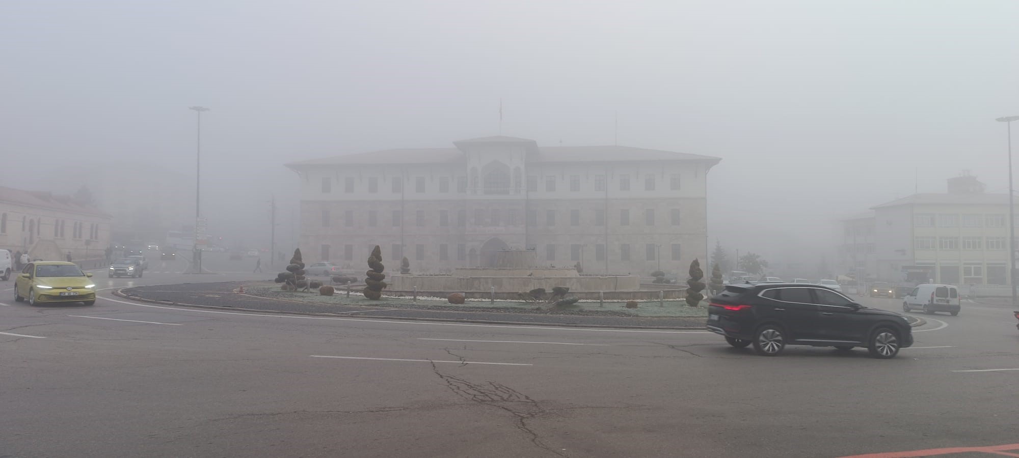 Sivas'ta Yoğun Sis ve Ayaz Hayatı Felç Etti: Görüş Mesafesi 10 Metreye Düştü