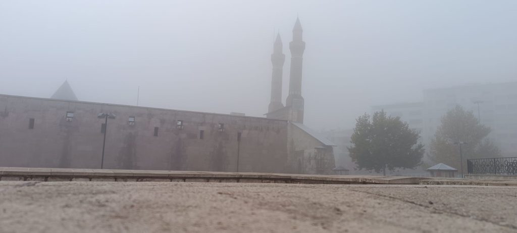 Sivas'ta Yoğun Sis ve Ayaz Hayatı Felç Etti: Görüş Mesafesi 10 Metreye Düştü AW582250 07 | Gündem Sivas™ Haber