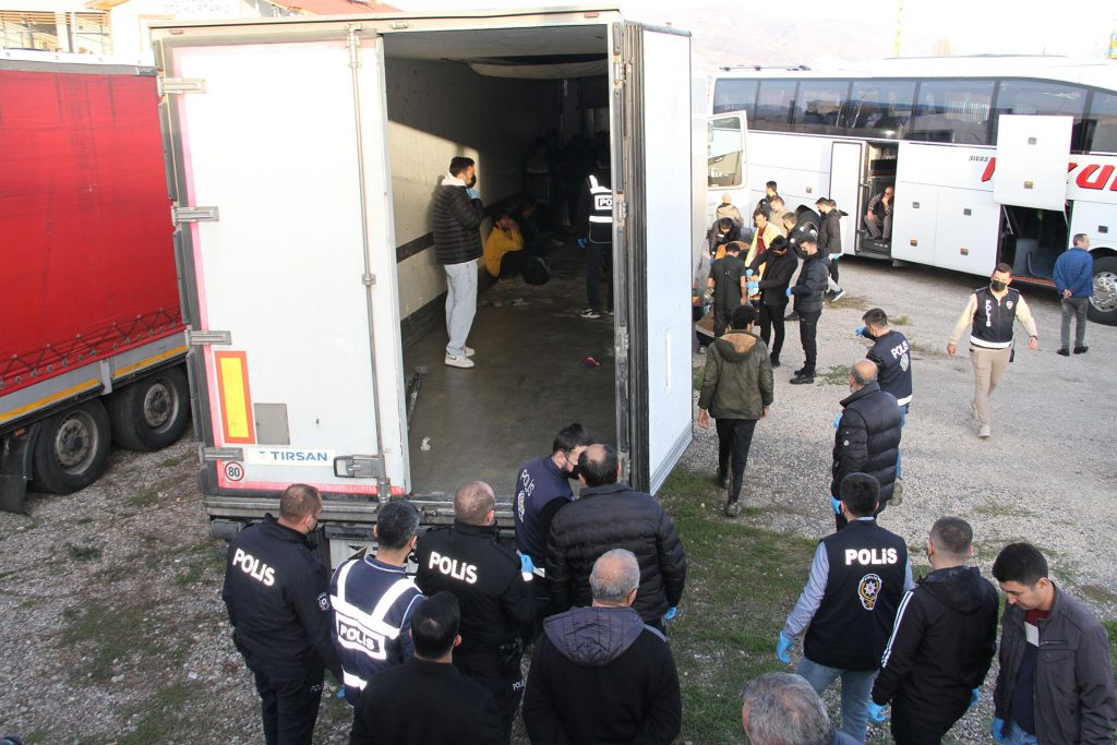 Sivas Suşehri'nde Tır Dorsesinde Gizlenmiş 28 Kaçak Göçmen Yakalandı AW582558 01 | Gündem Sivas™ Haber
