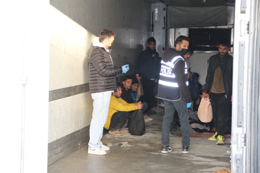 Sivas Suşehri'nde Tır Dorsesinde Gizlenmiş 28 Kaçak Göçmen Yakalandı AW582558 02 | Gündem Sivas™ Haber
