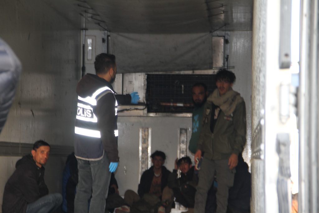 Sivas Suşehri'nde Tır Dorsesinde Gizlenmiş 28 Kaçak Göçmen Yakalandı AW582558 03 1 | Gündem Sivas™ Haber