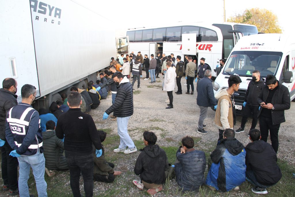 Sivas Suşehri'nde Tır Dorsesinde Gizlenmiş 28 Kaçak Göçmen Yakalandı AW582558 04 | Gündem Sivas™ Haber