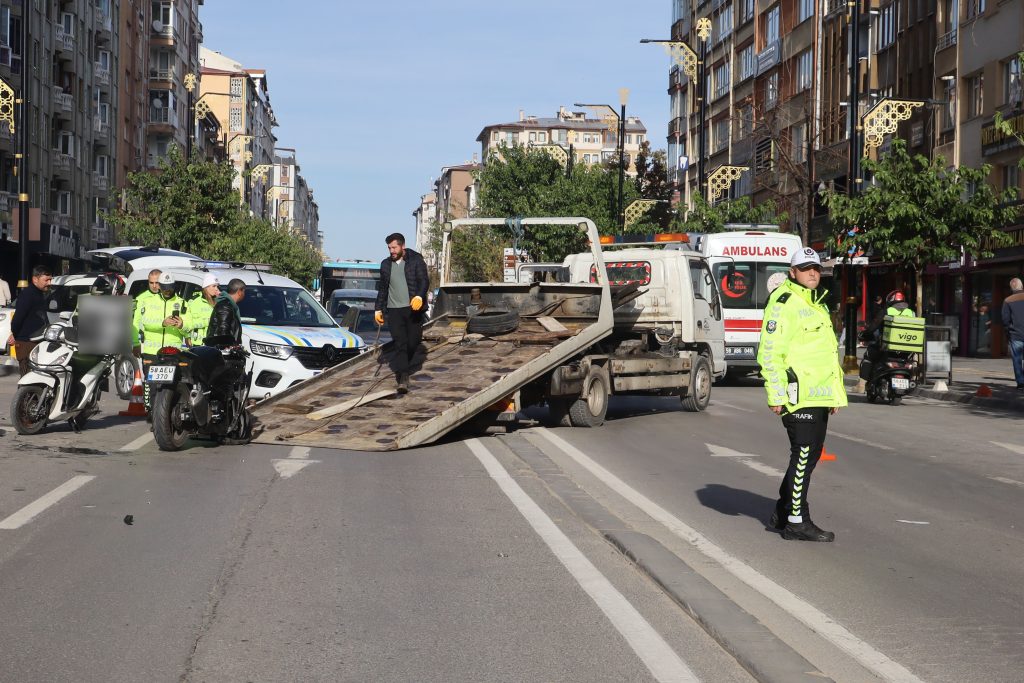 Sivas Motosiklet Kazası: İki Sürücü Yaralandı, Dehşet Anları Kamerada