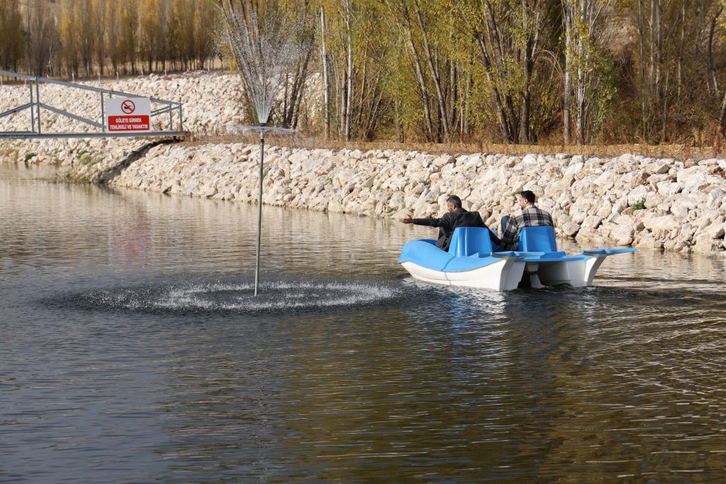 Sivas 1. OSB'den Çevreye Devasa Yatırım: Binlerce Fidan ve 2 Yıl Sonra Balıkçılık Şöleni! AW583855 05 | Gündem Sivas™ Haber