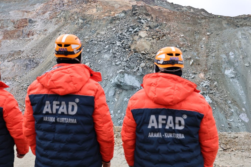 Divriği Demir Madeni Göçüğü: Şantiye Müdürü İçin Umutlu Arayış 5. Gününde Sürüyor AW584165 02 | Gündem Sivas™ Haber