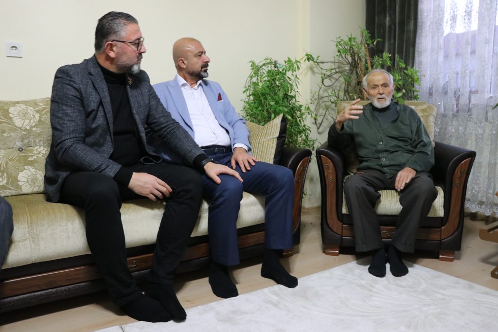 Duygu Dolu Ziyaret: Şehit Babası Emekli Öğretmen Kemal Yılmaz Yalnız Bırakılmadı AW585534 05 | Gündem Sivas™ Haber