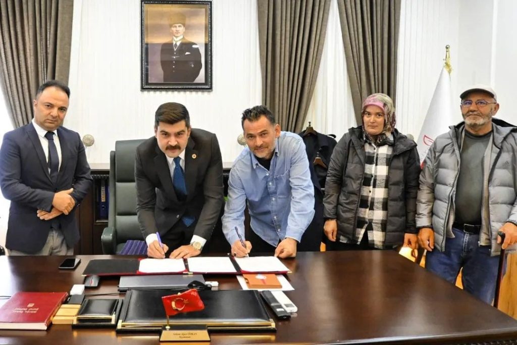 Gürün'de İki Hayırseverden Örnek Bağış: Kira Gelirleri 6 Öğrenciye Burs Olacak AW587240 01 | Gündem Sivas™ Haber