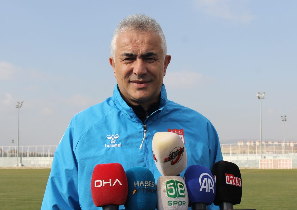 Sivasspor Teknik Direktörü Altıparmak'tan Net Hedef: "Şampiyonluktur!" AW587362 01 | Gündem Sivas™ Haber