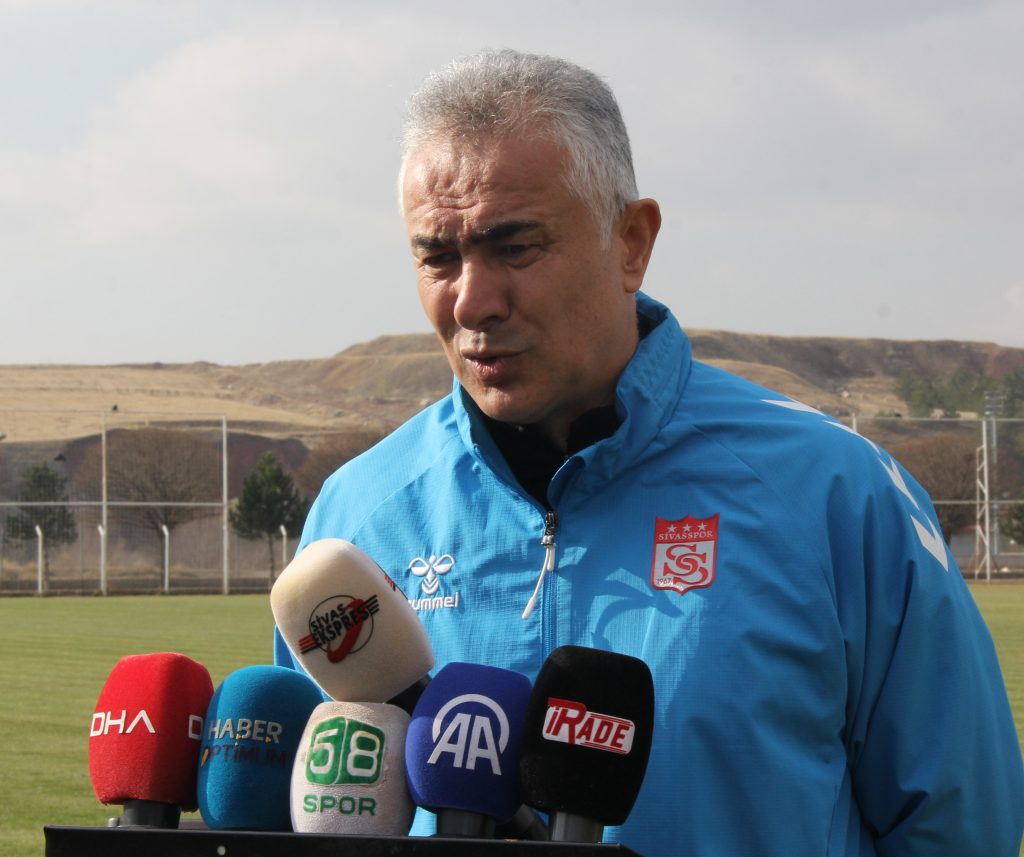 Sivasspor Teknik Direktörü Altıparmak'tan Net Hedef: "Şampiyonluktur!" AW587362 02 | Gündem Sivas™ Haber