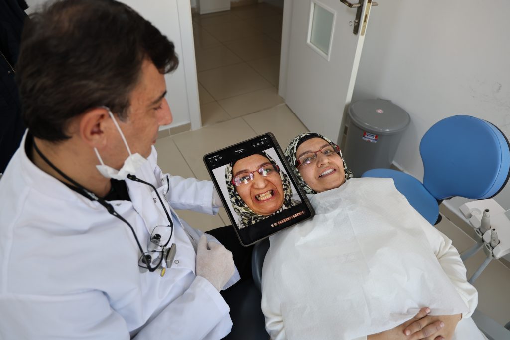 Depremden İlham Alan Türk Profesörden Diş Tedavisinde Devrim: İmplantsız İnci Gibi Gülüşler AW587883 05 | Gündem Sivas™ Haber