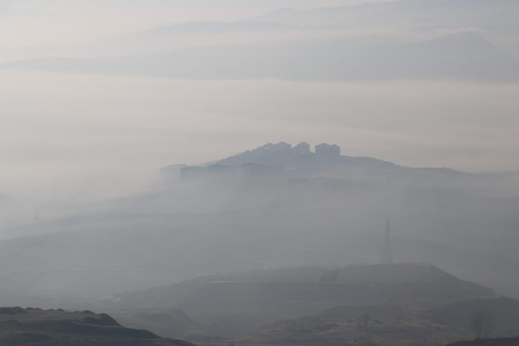 Sivas’ta Yoğun Sis Büyüledi: Kartpostallık Manzaralar Ortaya Çıktı