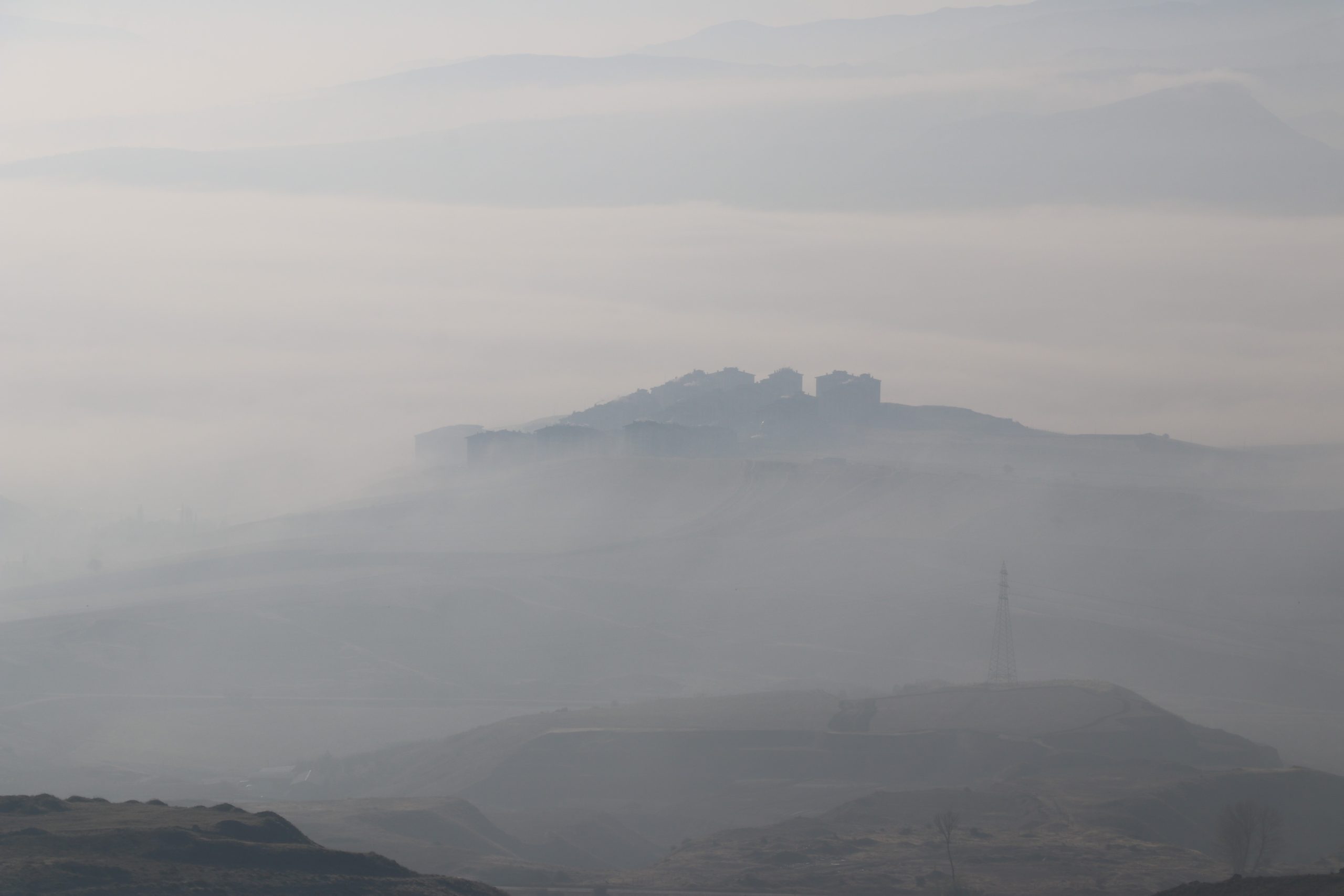 Sivas'ta Yoğun Sis Büyüledi: Kartpostallık Manzaralar Ortaya Çıktı