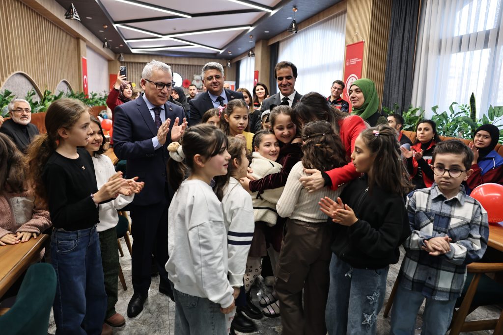 Şehit Uzman Çavuş Ümit Üzüm’ün Kızlarına Duygulandıran Doğum Günü Sürprizi