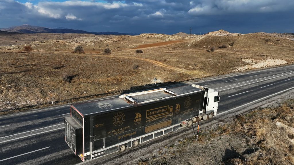 Gezen Sinema Tırı Sivas'ın 9 İlçesinde Binlerce Çocuğa Sinema Keyfi Yaşattı AW588663 02 | Gündem Sivas™ Haber