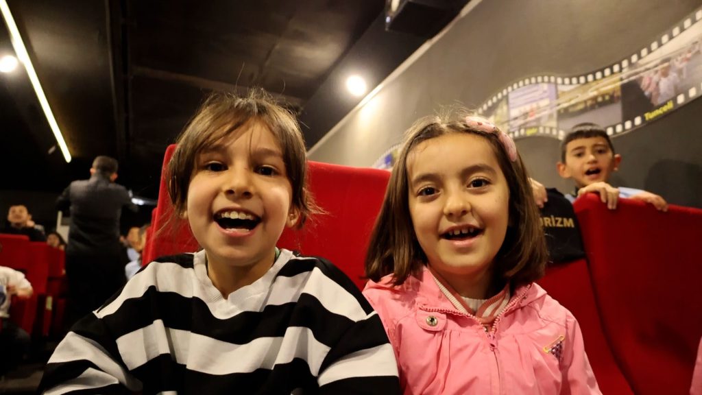 Gezen Sinema Tırı Sivas’ın 9 İlçesinde Binlerce Çocuğa Sinema Keyfi Yaşattı