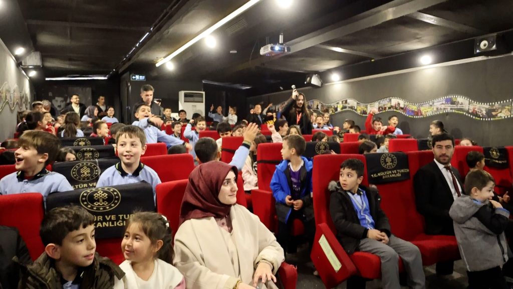 Gezen Sinema Tırı Sivas'ın 9 İlçesinde Binlerce Çocuğa Sinema Keyfi Yaşattı AW588663 04 | Gündem Sivas™ Haber