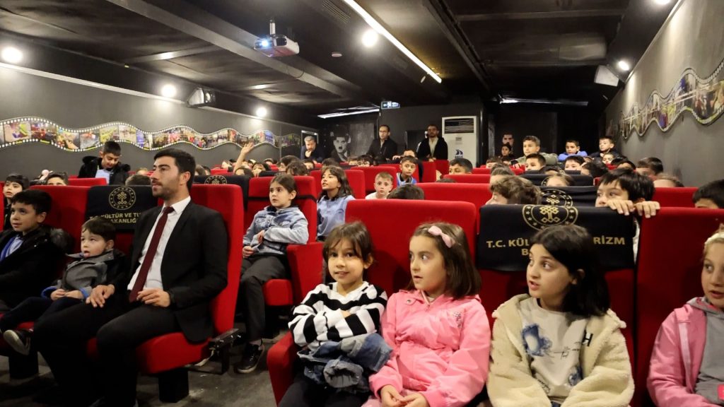 Gezen Sinema Tırı Sivas'ın 9 İlçesinde Binlerce Çocuğa Sinema Keyfi Yaşattı AW588663 05 | Gündem Sivas™ Haber