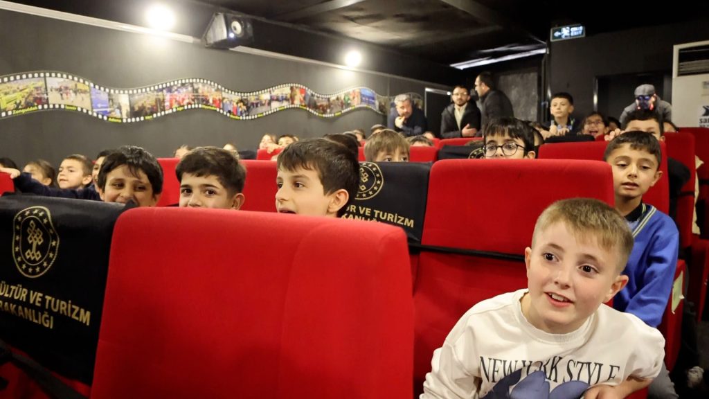 Gezen Sinema Tırı Sivas'ın 9 İlçesinde Binlerce Çocuğa Sinema Keyfi Yaşattı AW588663 06 | Gündem Sivas™ Haber