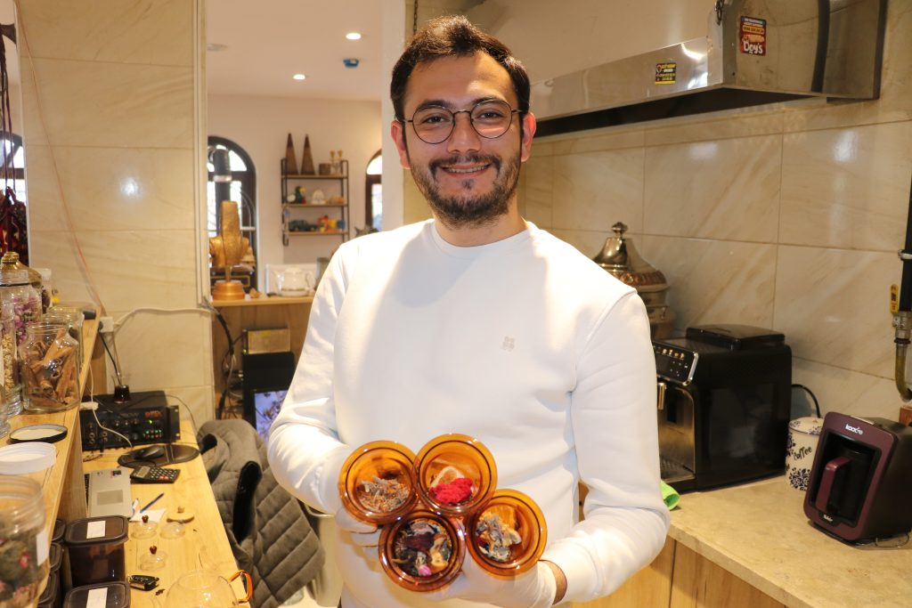 Sivas'ın Gündemi: 50 Çeşit Eşsiz Bitki Çayıyla Kışa Şifa ve Lezzet AW589741 04 | Gündem Sivas™ Haber