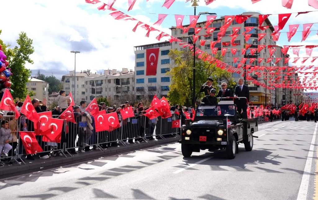 Sivas'ta 29 Ekim Cumhuriyet Bayramı'nın 102. Yılı Coşkuyla Kutlandı Sivas’ta 29 Ekim Cumhuriyet Bayramı’nın 102. Yılı Coşkuyla Kutlandı