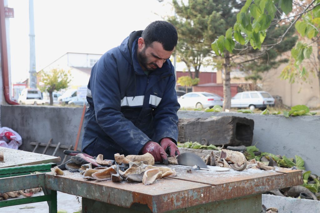 Sivas Bıçakçılığı Sanatı: El Yapımı Bıçakların Fabrikasyon Üretime Karşı Üstünlüğü AW590297 02 | Gündem Sivas™ Haber