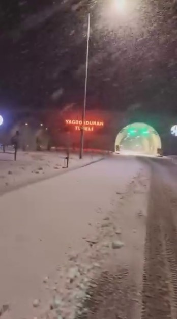 Sivas Yağdonduran Geçidi: Yoğun Kar Yağışı Sürücüleri Olumsuz Etkiledi AW590778 03 | Gündem Sivas™ Haber