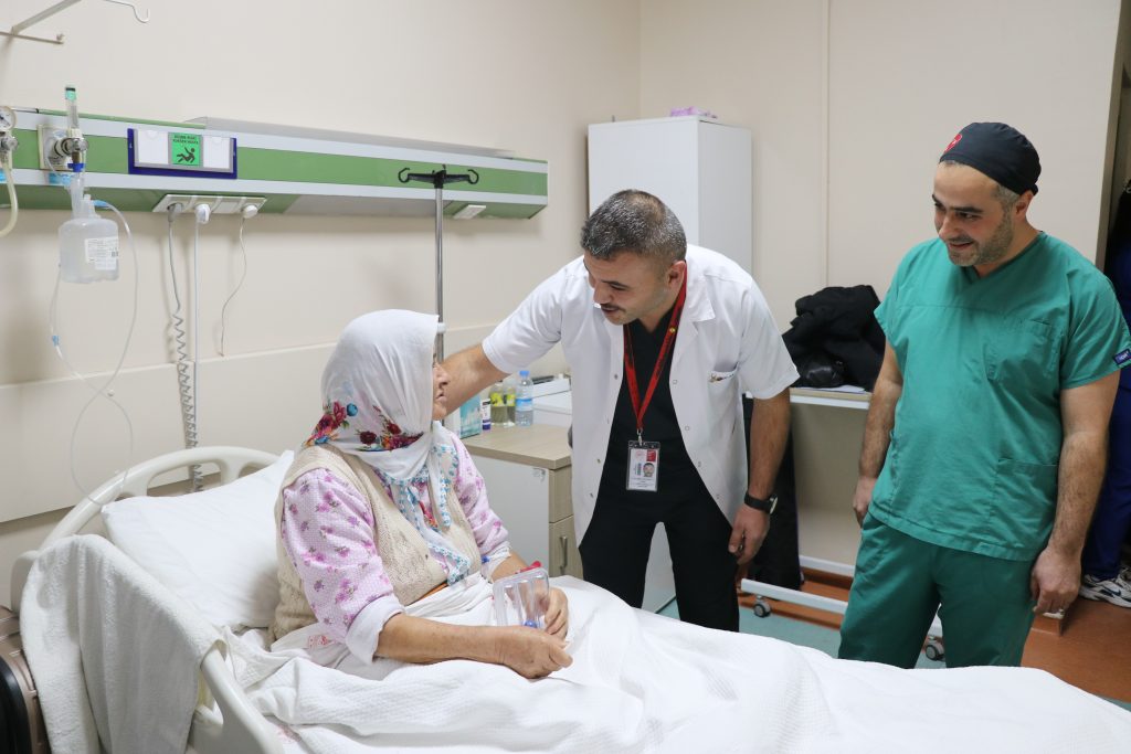 Sivas Devlet Hastanesi'nden Tarihi Başarı: İlk Laparoskopik Nefrektomi Ameliyatı Gerçekleşti! Sivas Devlet Hastanesi’nden Tarihi Başarı: İlk Laparoskopik Nefrektomi Ameliyatı Gerçekleşti!