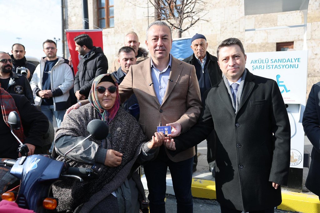 Sivas'a 8 Yeni Akülü Sandalye Şarj İstasyonu Geliyor! AW592202 02 | Gündem Sivas™ Haber