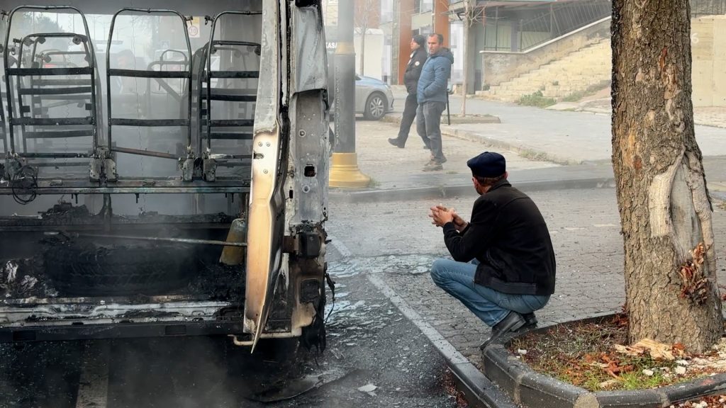 Sivas'ta Okul Servisi Yangını: Büyük Hasar Oluştu, Facia Son Anda Önledi Sivas’ta Okul Servisi Yangını: Büyük Hasar Oluştu, Facia Son Anda Önledi