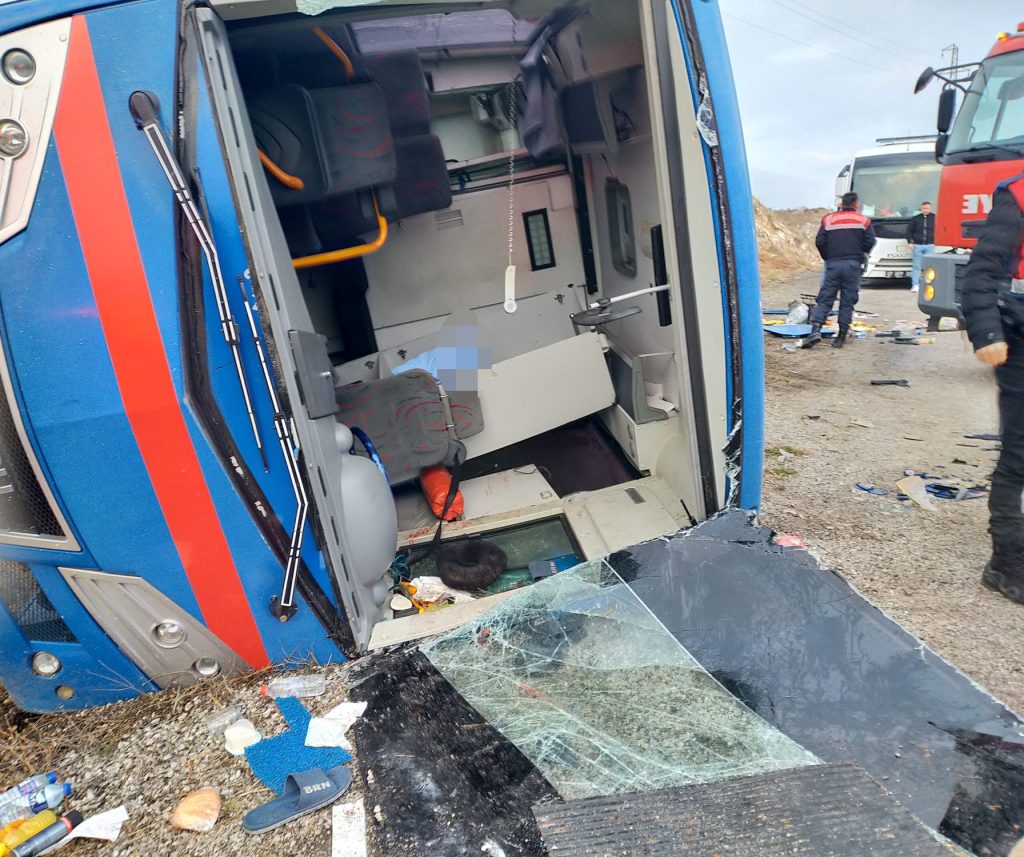 Zara'da Korkutan Kaza: Cezaevi Nakil Aracı Devrildi, Yaralılar Var AW594296 01 | Gündem Sivas™ Haber