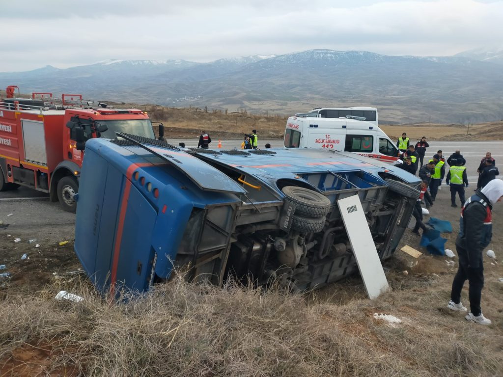 Zara'da Korkutan Kaza: Cezaevi Nakil Aracı Devrildi, Yaralılar Var AW594296 02 | Gündem Sivas™ Haber