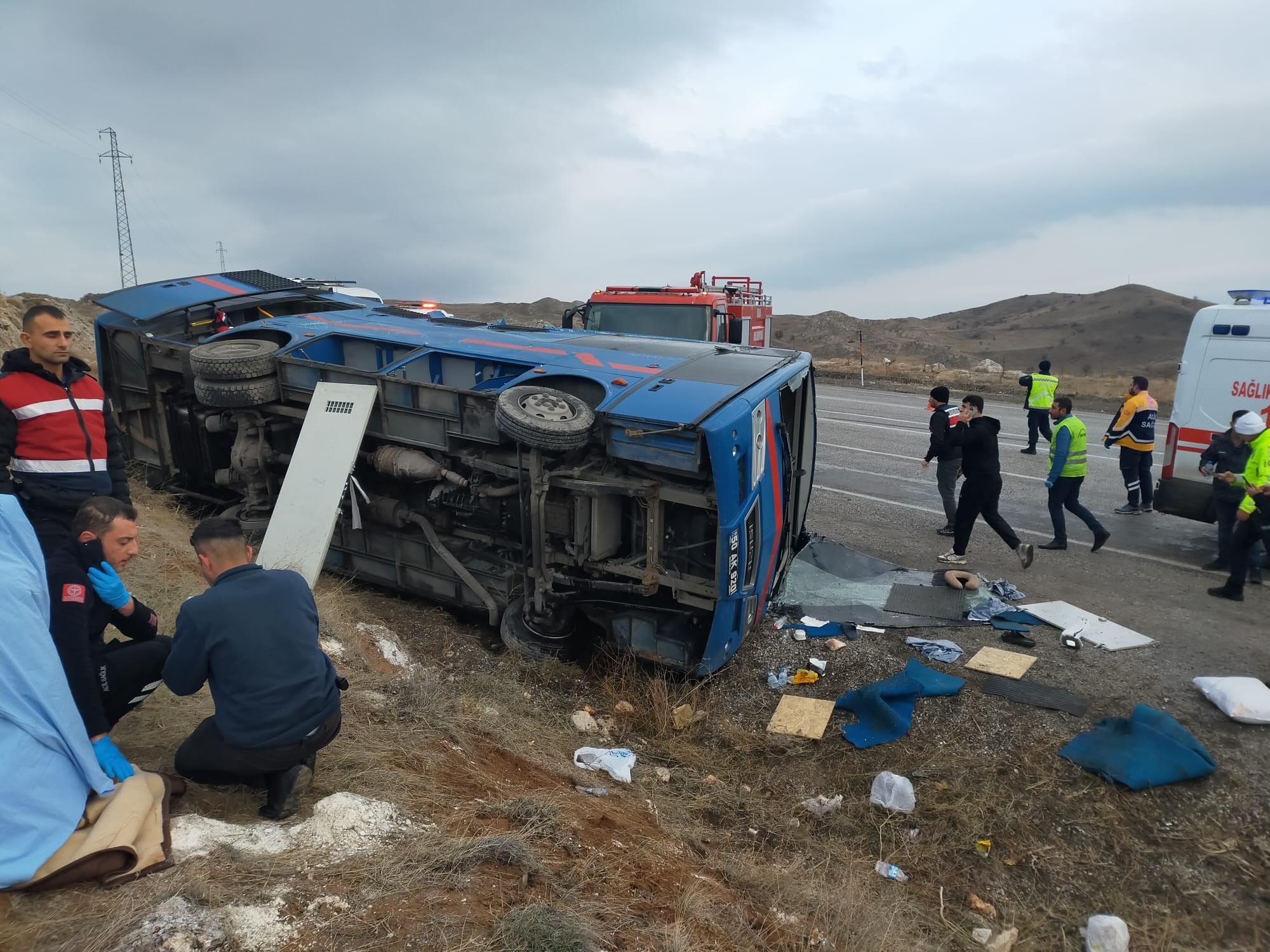 Zara'da Korkutan Kaza: Cezaevi Nakil Aracı Devrildi, Yaralılar Var