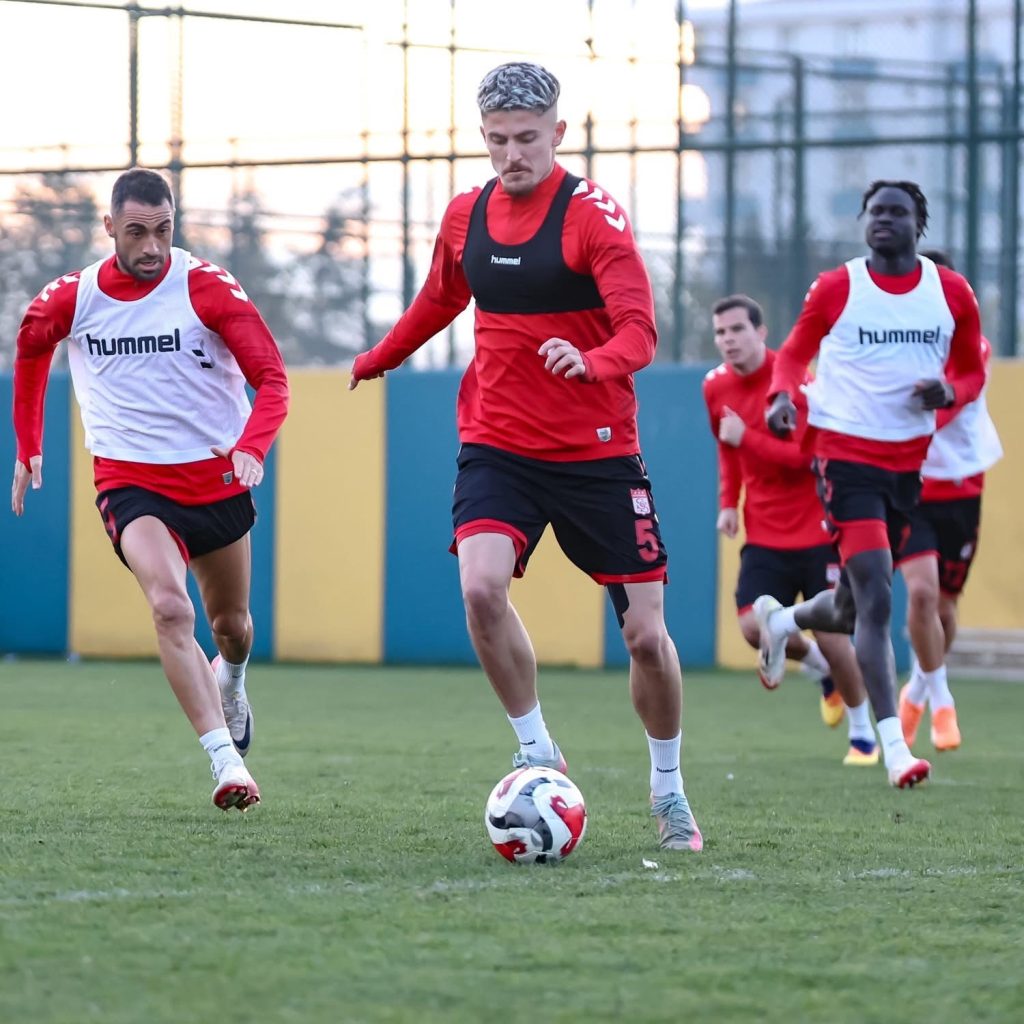 İstanbulspor – Sivasspor Deplasmanda Kritik Hazırlığı Tamamladı İstanbulspor – Sivasspor Deplasmanda Kritik Hazırlığı Tamamladı