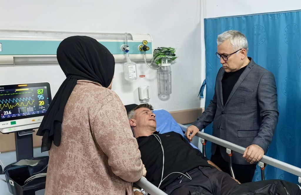 Zara'da Cezaevi Personeli Taşıyan Otobüs Kazası: Yaralılar Hastaneye Kaldırıldı AW594364 06 | Gündem Sivas™ Haber