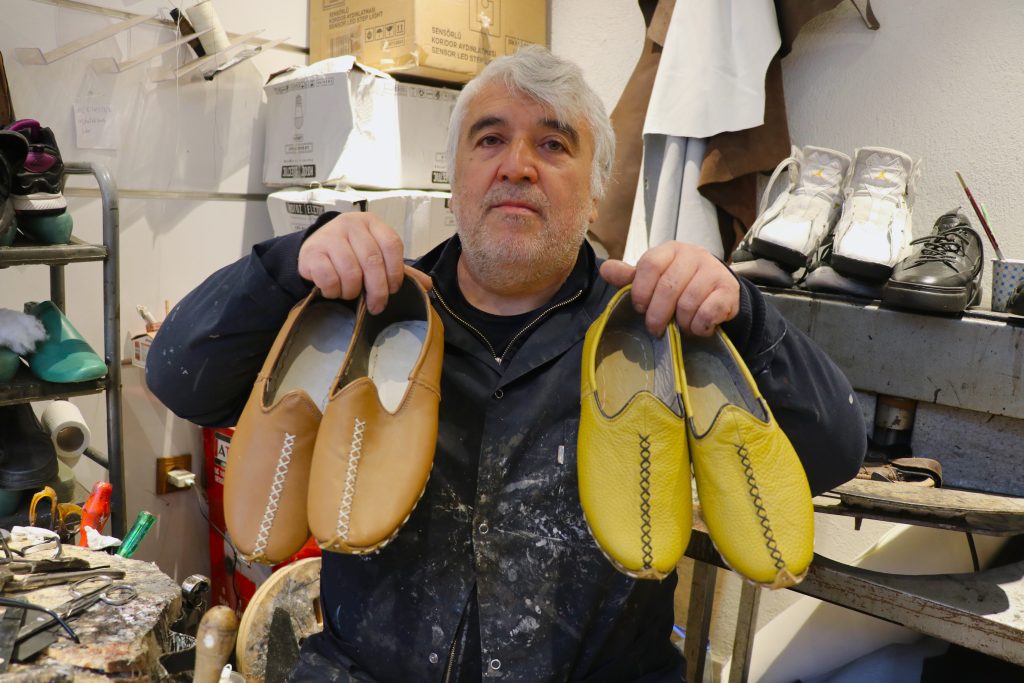 Sivaslı Yemeni Ustası Zafer Kıtlık: Geleneksel Ayakkabı Kültürünü Yaşatma Mücadelesi AW595599 03 | Gündem Sivas™ Haber