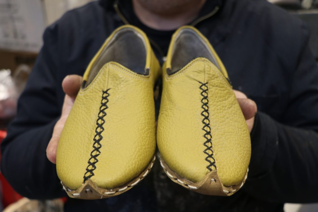 Sivaslı Yemeni Ustası Zafer Kıtlık: Geleneksel Ayakkabı Kültürünü Yaşatma Mücadelesi Sivaslı Yemeni Ustası Zafer Kıtlık: Geleneksel Ayakkabı Kültürünü Yaşatma Mücadelesi