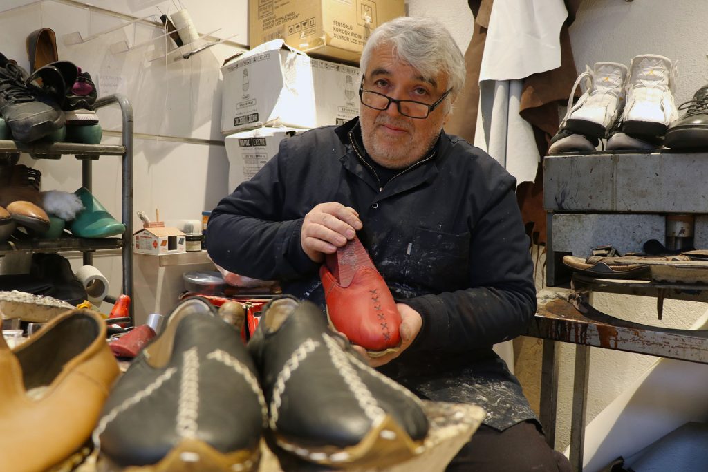 Sivaslı Yemeni Ustası Zafer Kıtlık: Geleneksel Ayakkabı Kültürünü Yaşatma Mücadelesi AW595599 06 | Gündem Sivas™ Haber