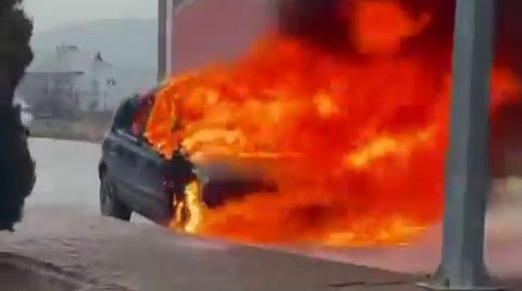 Sivas Araç Yangını: Kılavuz Mahallesi'nde Otomobil Alev Topuna Döndü Sivas Araç Yangını: Kılavuz Mahallesi’nde Otomobil Alev Topuna Döndü