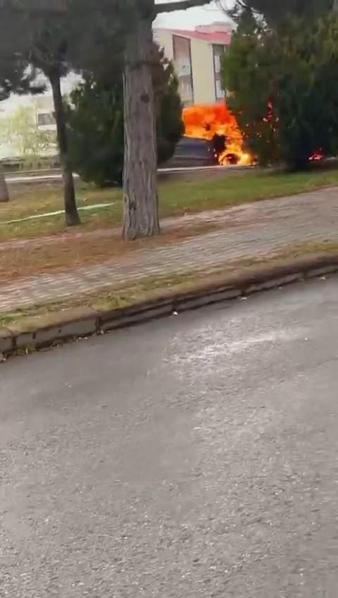 Sivas Araç Yangını: Kılavuz Mahallesi'nde Otomobil Alev Topuna Döndü AW595742 02 | Gündem Sivas™ Haber