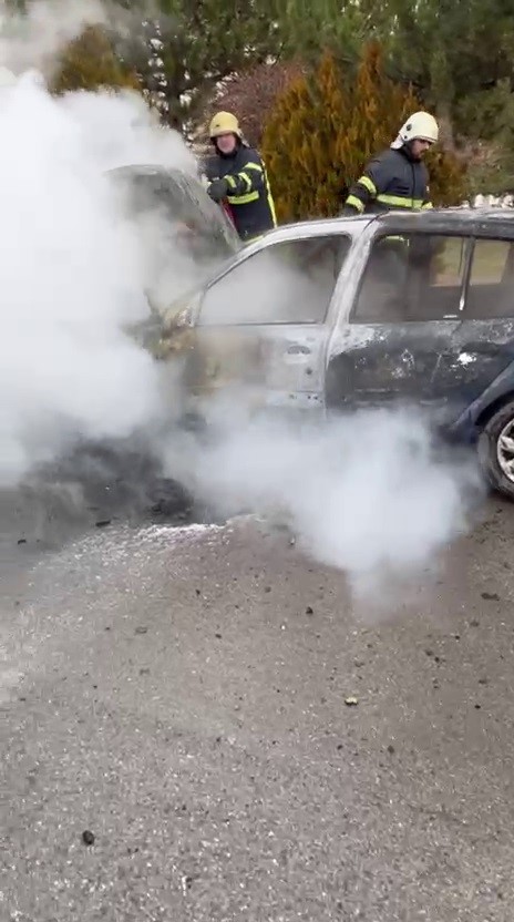 Sivas Araç Yangını: Kılavuz Mahallesi'nde Otomobil Alev Topuna Döndü AW595742 03 | Gündem Sivas™ Haber