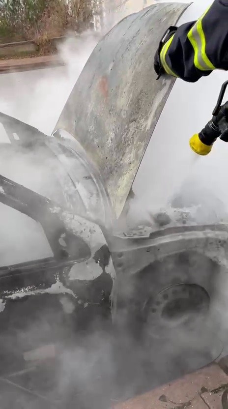 Sivas Araç Yangını: Kılavuz Mahallesi'nde Otomobil Alev Topuna Döndü AW595742 04 | Gündem Sivas™ Haber