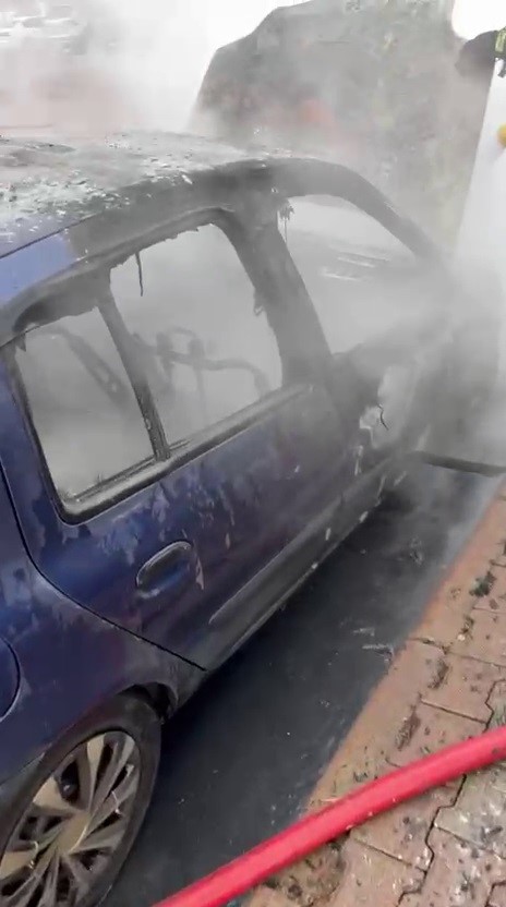 Sivas Araç Yangını: Kılavuz Mahallesi'nde Otomobil Alev Topuna Döndü AW595742 05 | Gündem Sivas™ Haber